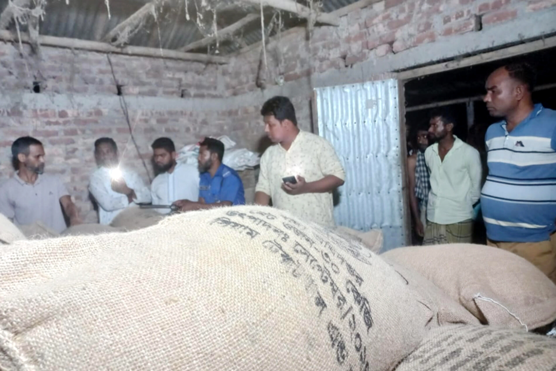 হাকিমপুরে খাদ্যবান্ধব কর্মসূচির ১৮০ বস্তা চাল জব্দ
