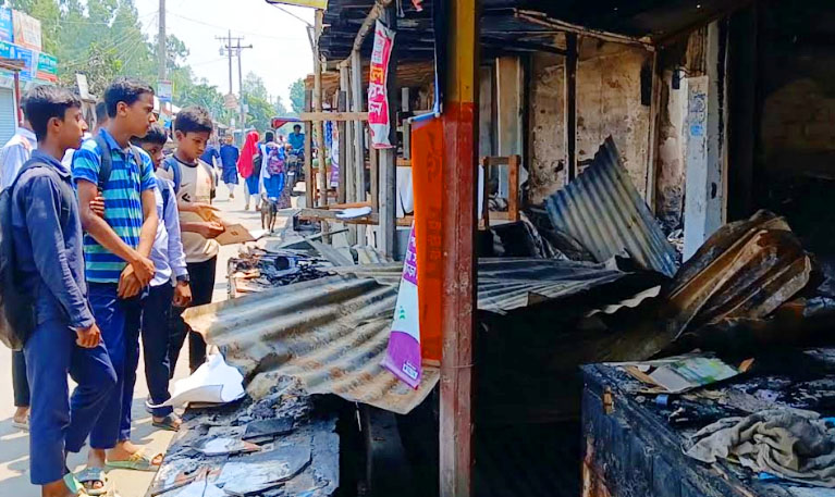 সাঘাটায় অগ্নিকাণ্ডে চারটি দোকান পুড়ে ছাই