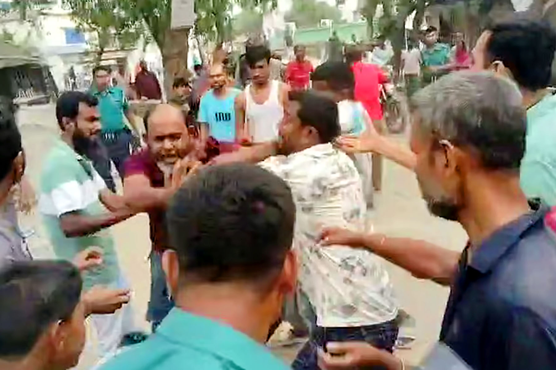 খুলনায় পুলিশের সামনে দুই পক্ষের সংঘর্ষ, গুলিবিদ্ধসহ আহত ৪