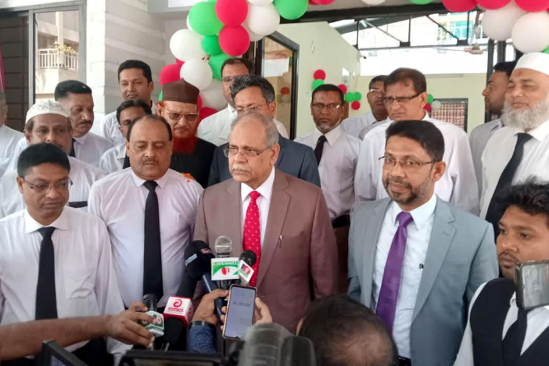 সাতক্ষীরায় ন্যায়কুঞ্জ উদ্বোধন করলেন বিচারপতি মাহমুদুল হক