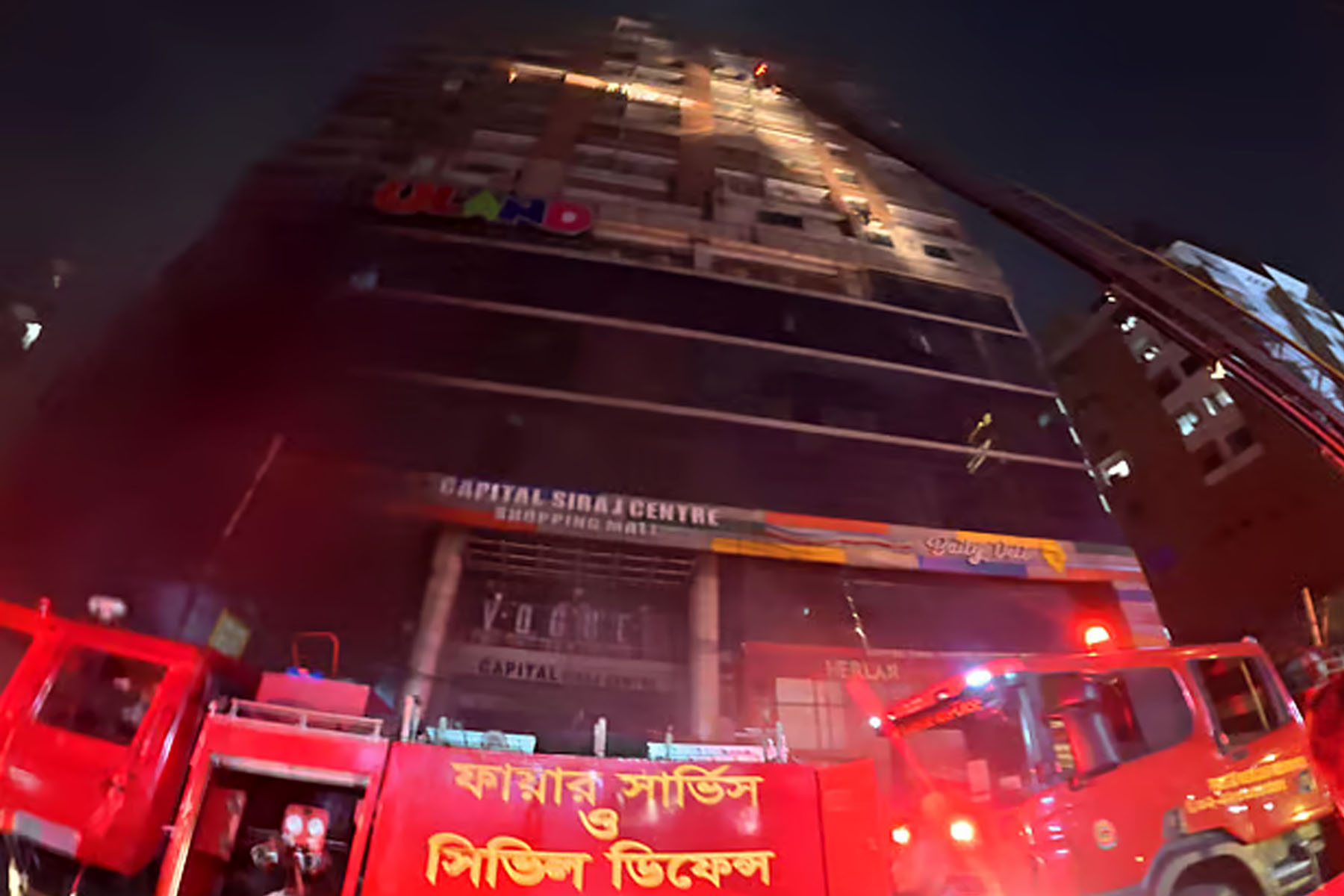 বেইলি রোডে বহুতল ভবনে আগুন, সাতজনকে জীবিত উদ্ধার