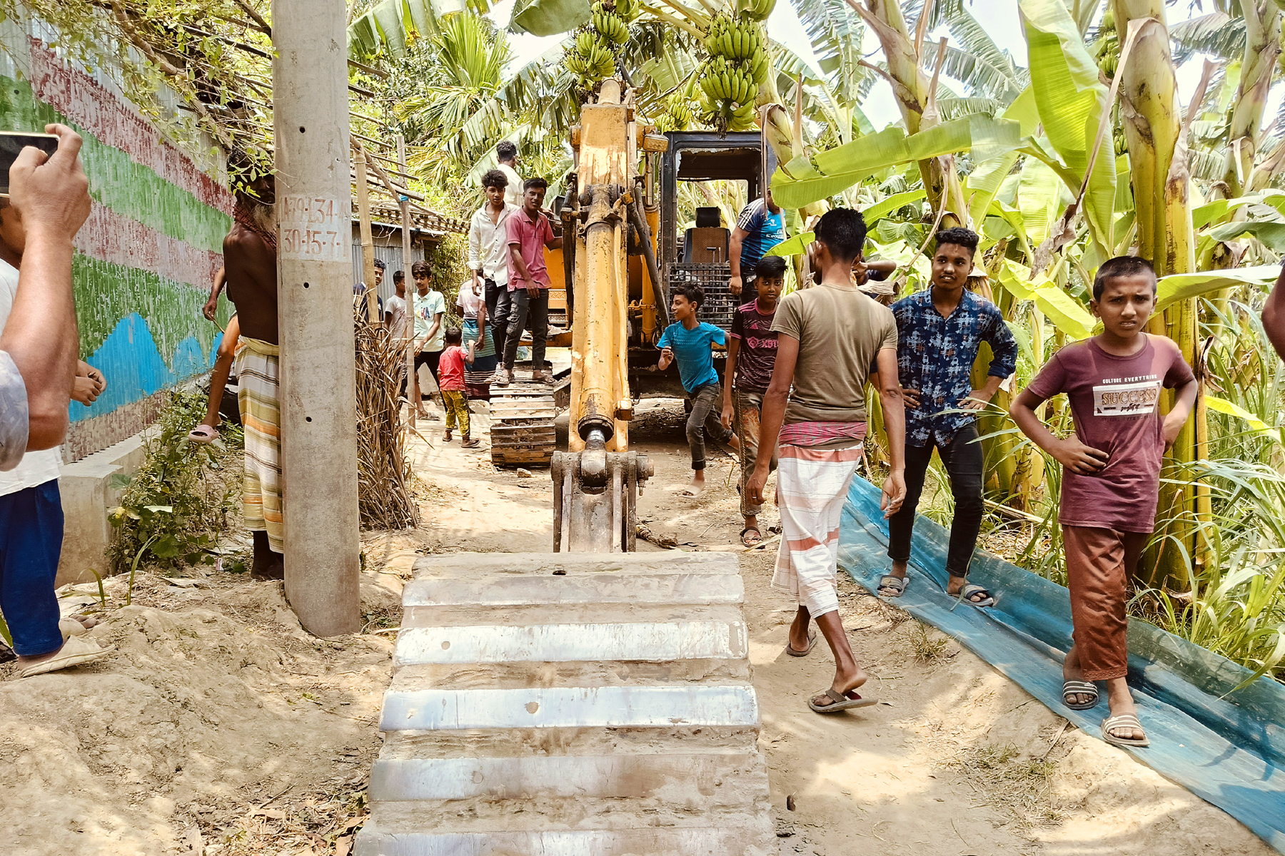 ভেকুর আঘাতে পঙ্গু হওয়ার পথে ভ্যানচালক সাইদুল