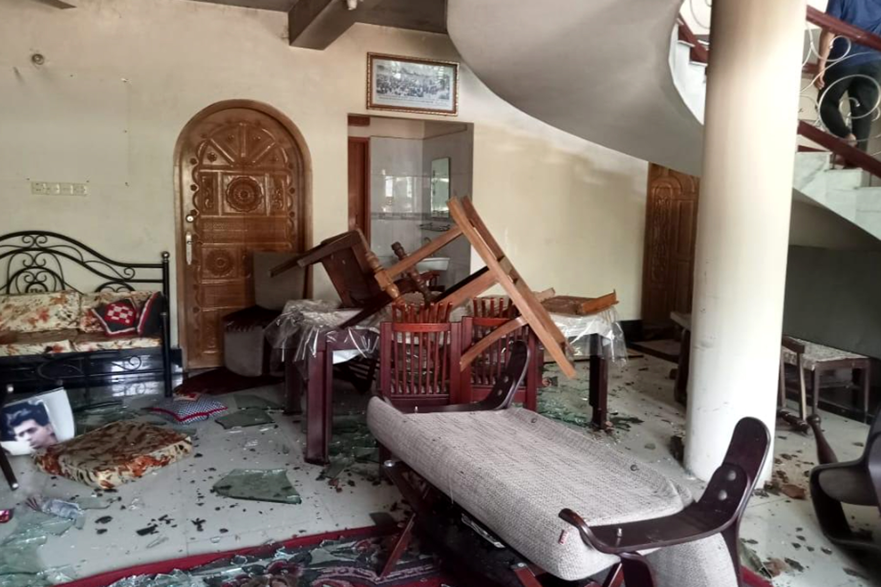 নোয়াখালীতে আওয়ামী লীগের সভাপতি পিন্টুর বাড়িতে ভাঙচুর-অগ্নিসংযোগ