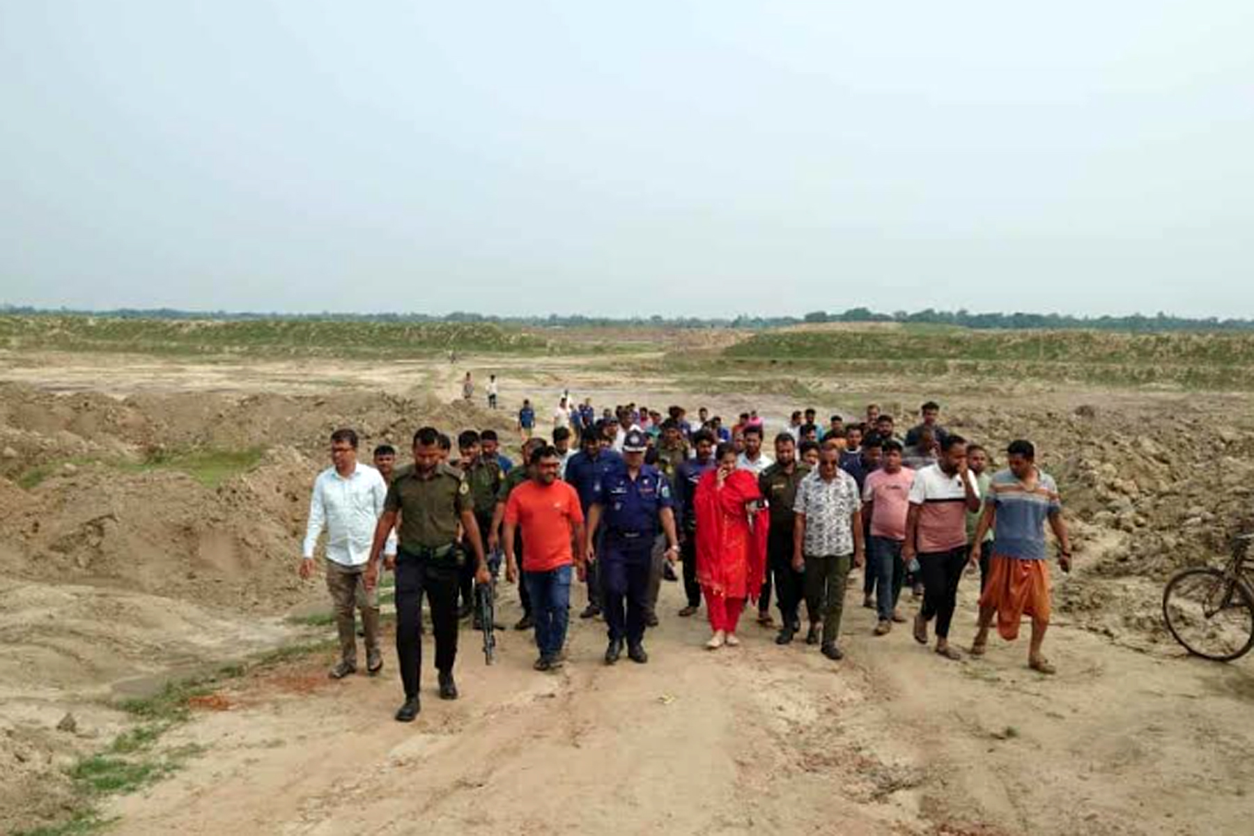 দুর্গাপুরে ২০০ বিঘা ফসলিতে জমিতে পুকুর খনন বন্ধ করল প্রশাসন