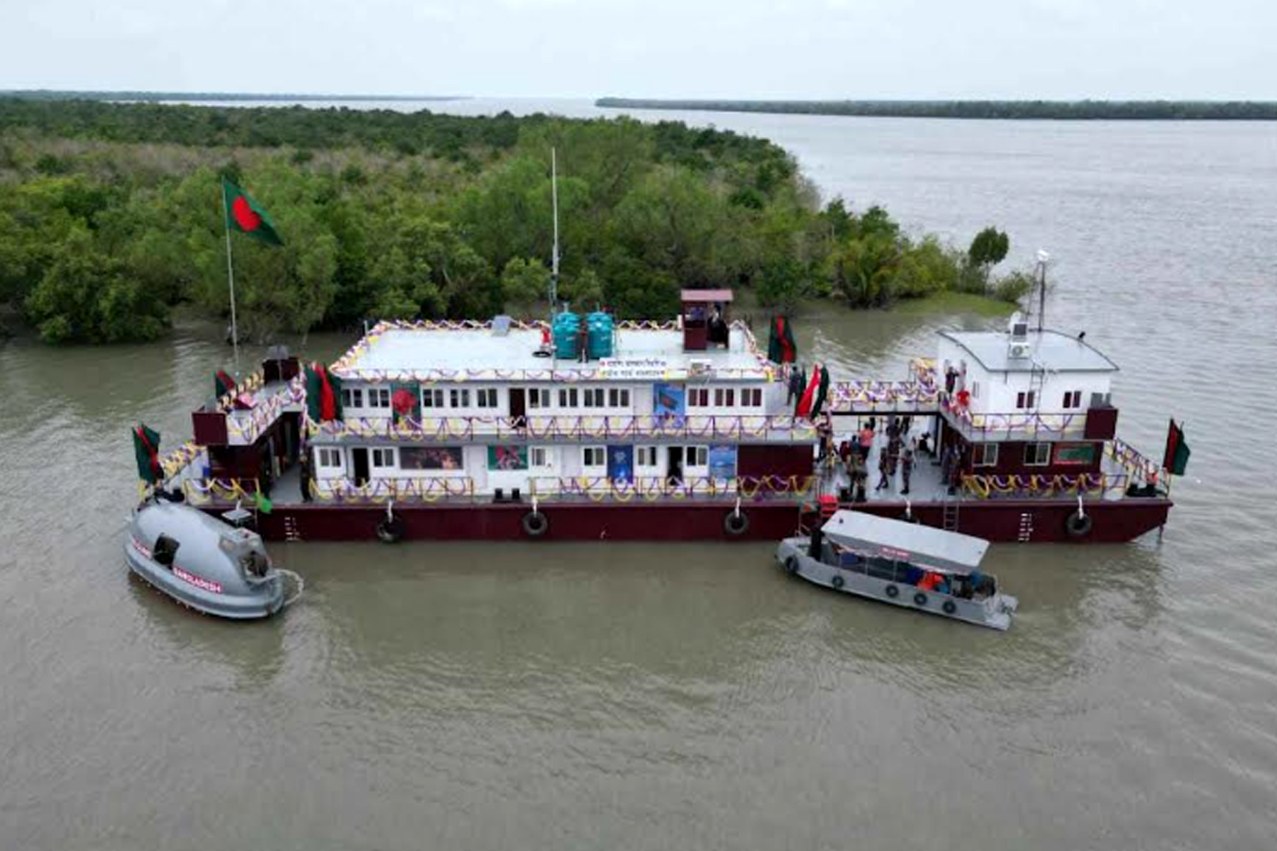 সাতক্ষীরায় বিজিবির ‘বয়েসিং ভাসমান বিওপি’ উদ্বোধন করলেন স্বরাষ্ট্র উপদেষ্টা