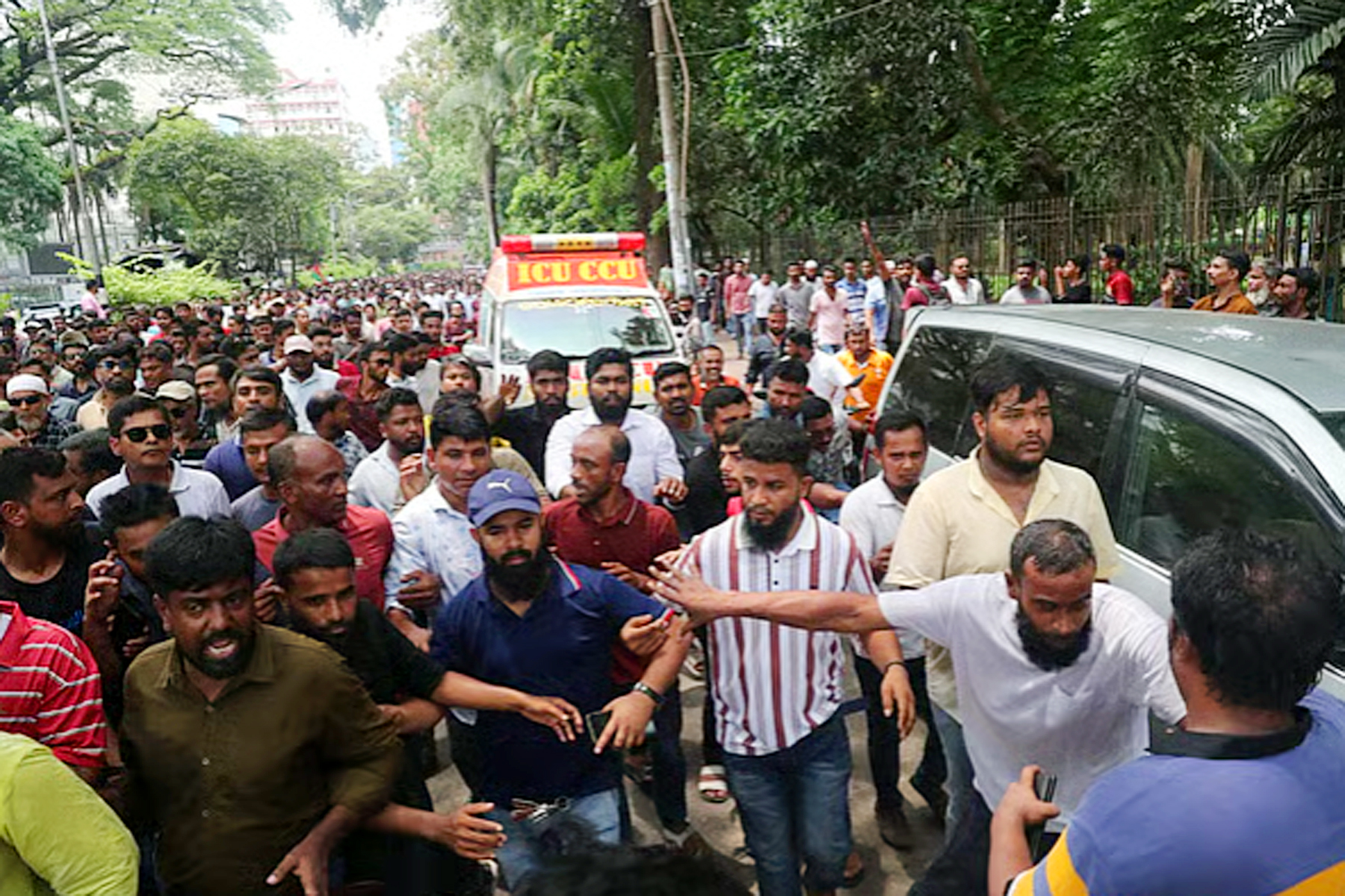 মৎস্য ভবনের সামনে ইশরাকের সমর্থকদের অবস্থান