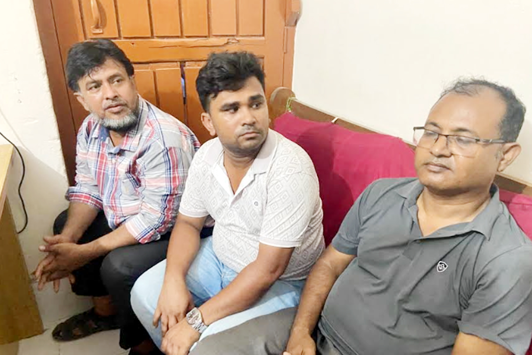 সাতক্ষীরার শ্যামনগরে ভূয়া সাংবাদিক, ম্যাজিষ্ট্রেট ও পুলিশ আটক