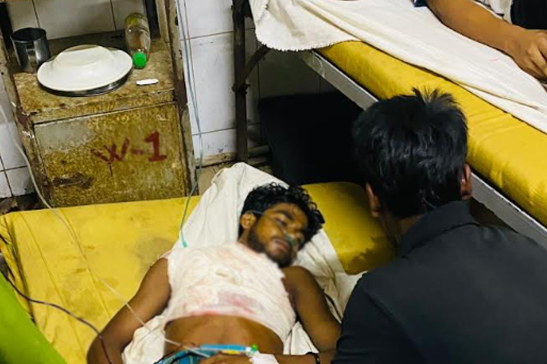 চিকিৎসা নিতে গিয়ে পল্লী চিকিৎসকের ছুরিকাঘাতে কলেজছাত্র আহত