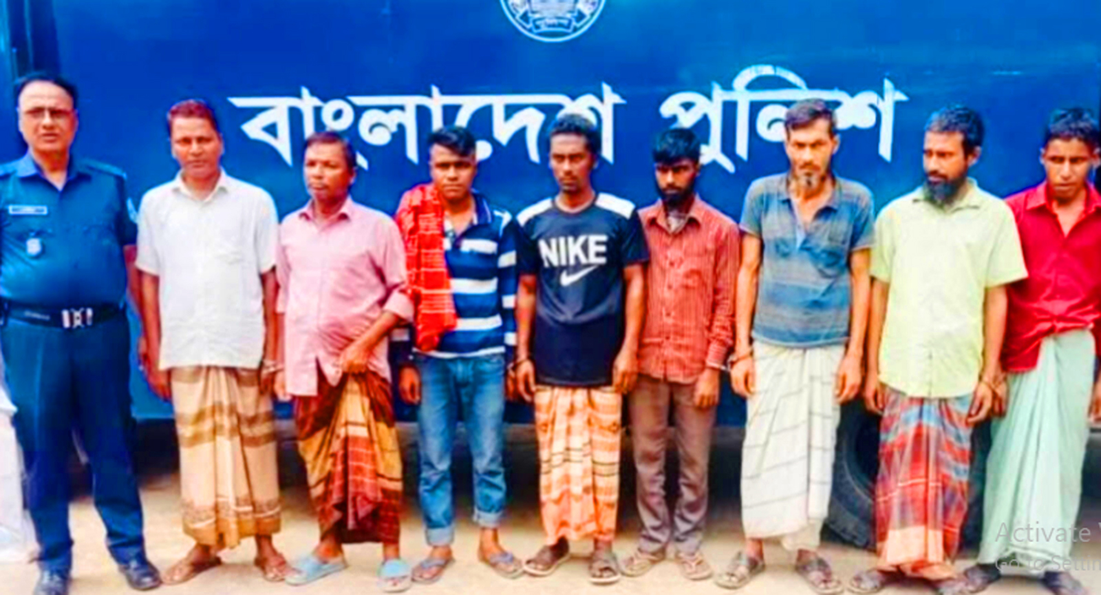 হাকিমপুরে পুলিশের অভিযানে গ্রেফতার ৮