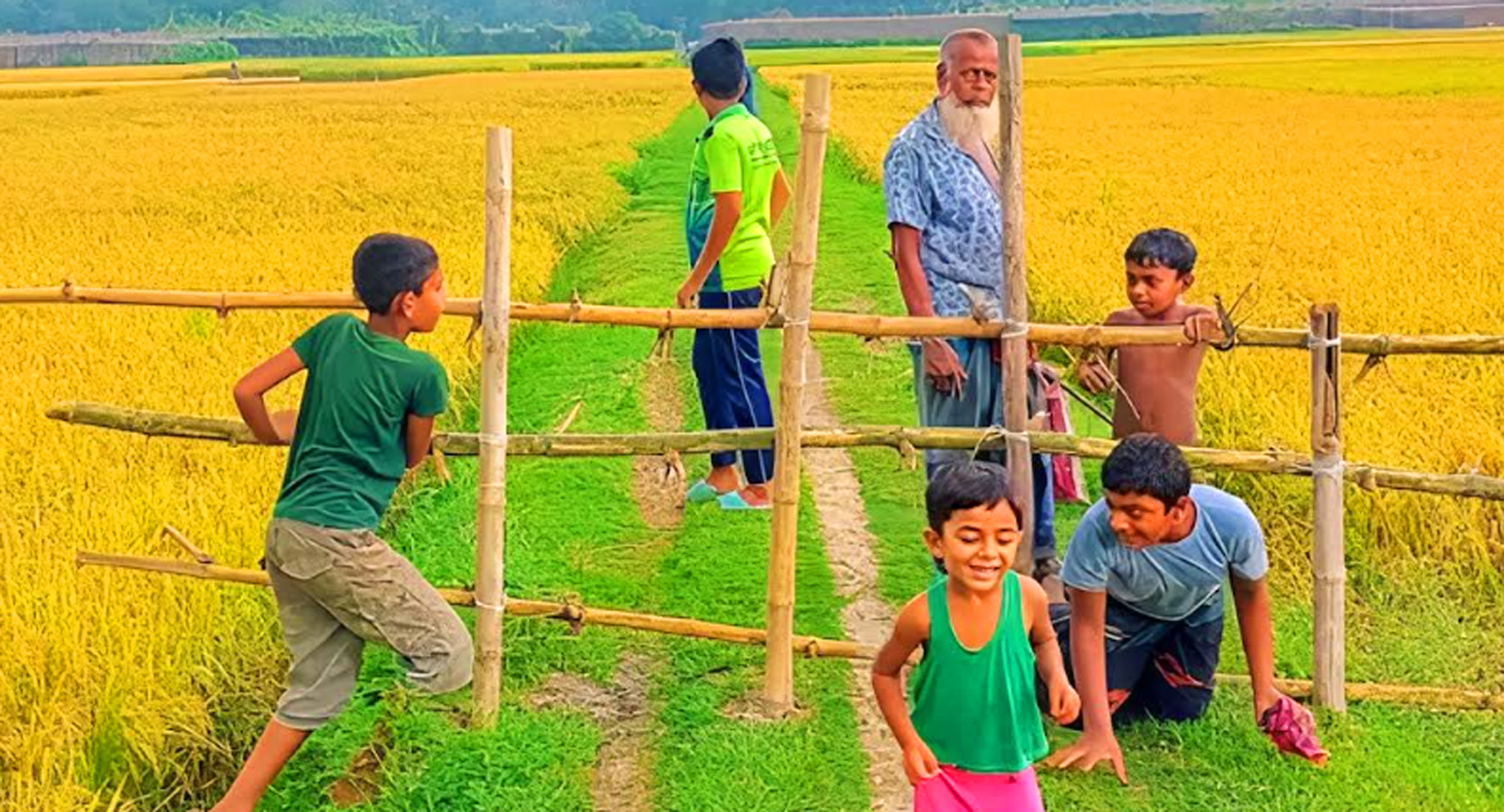 বাগমারা'য় চাঁদা না দেওয়ায় বাঁশের বেড়া দিয়ে পথ বন্ধ