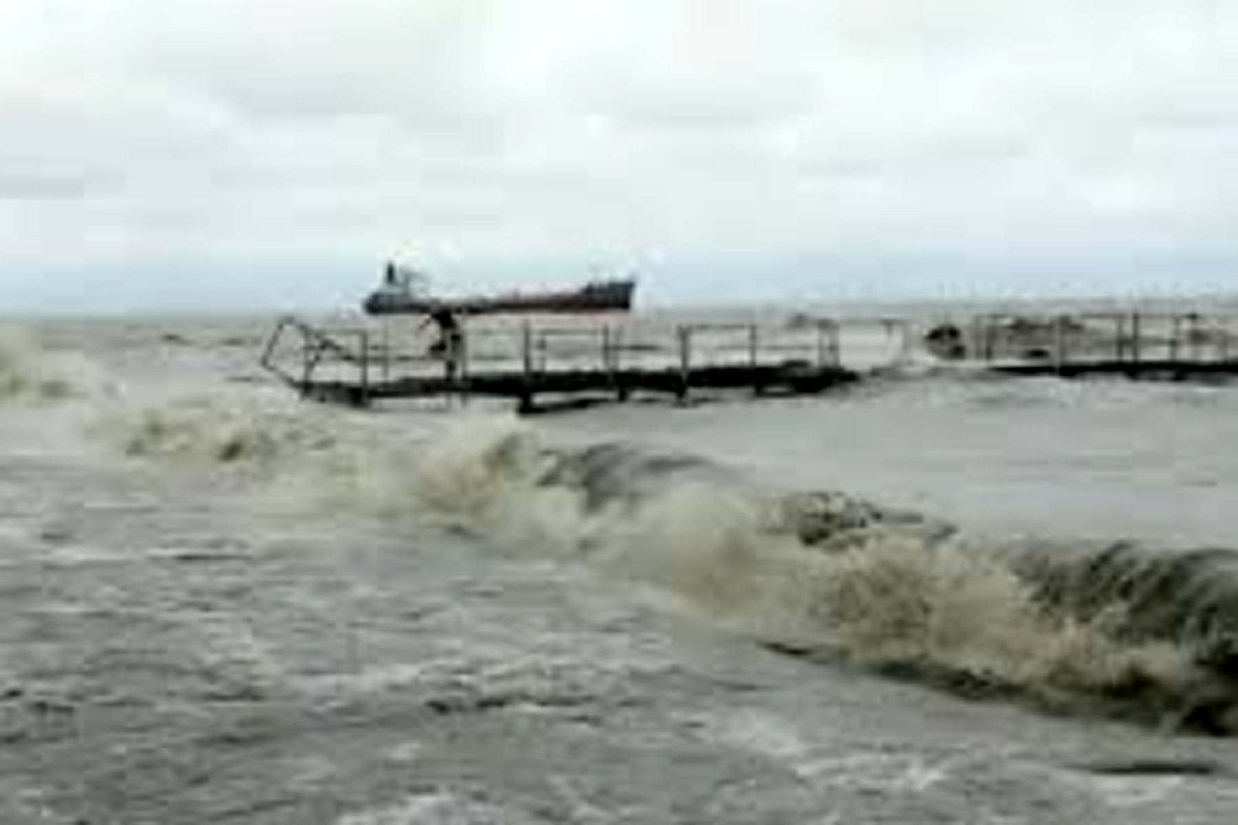হাতিয়ার সঙ্গে সারা দেশের নৌ-যোগাযোগ বন্ধ