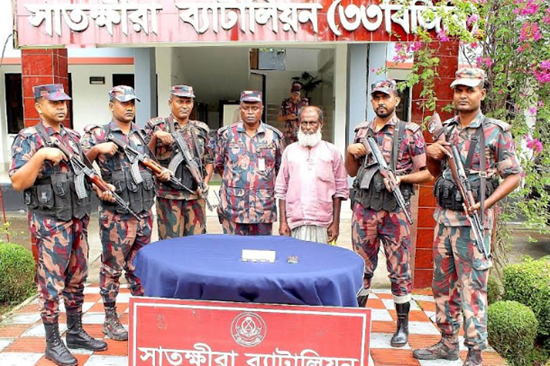 সাতক্ষীরা সীমান্তে ৬৬ লাখ টাকার স্বর্ণের বারসহ একজন আটক