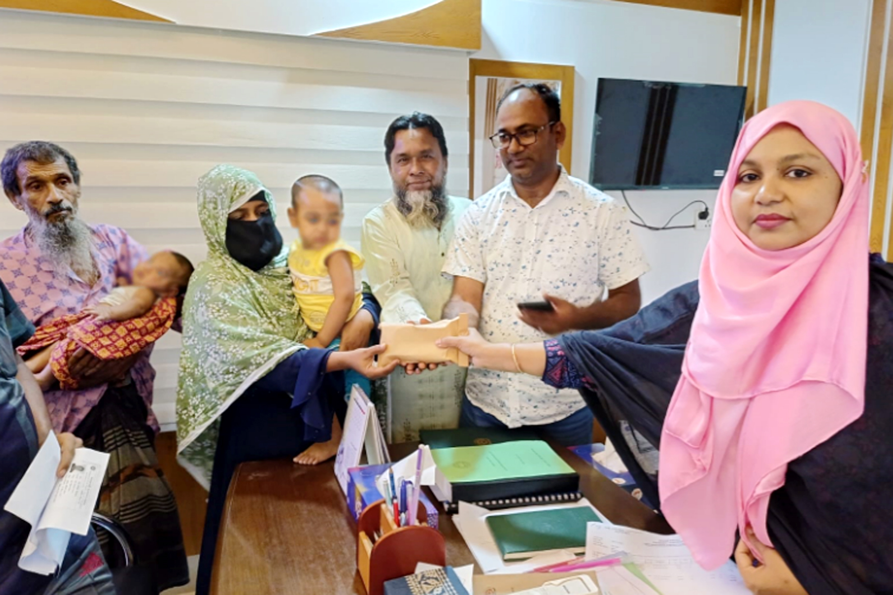 ভেকুর আঘাতে পা ক্ষতিগ্রস্ত,  ইউএনও’র হস্তক্ষেপে মিলল আর্থিক সহায়তা