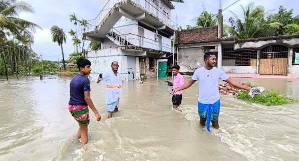 নোয়াখালীতে বৃষ্টি ও জোয়ারের পানিতে দুর্ভোগ, আতঙ্ক