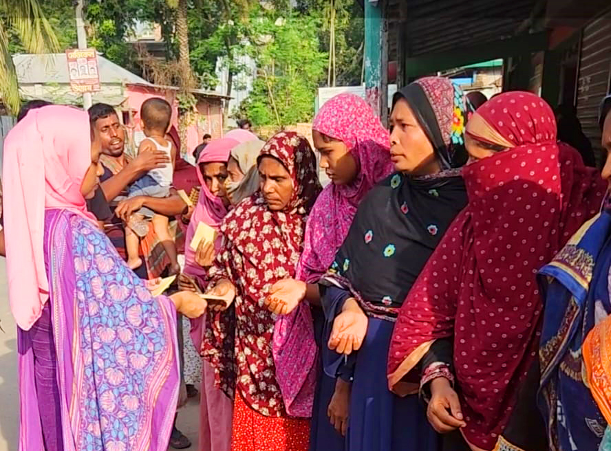 ঘুরে ঘুরে দরিদ্রদের ভিজিএফ দিচ্ছেন ইউএনও