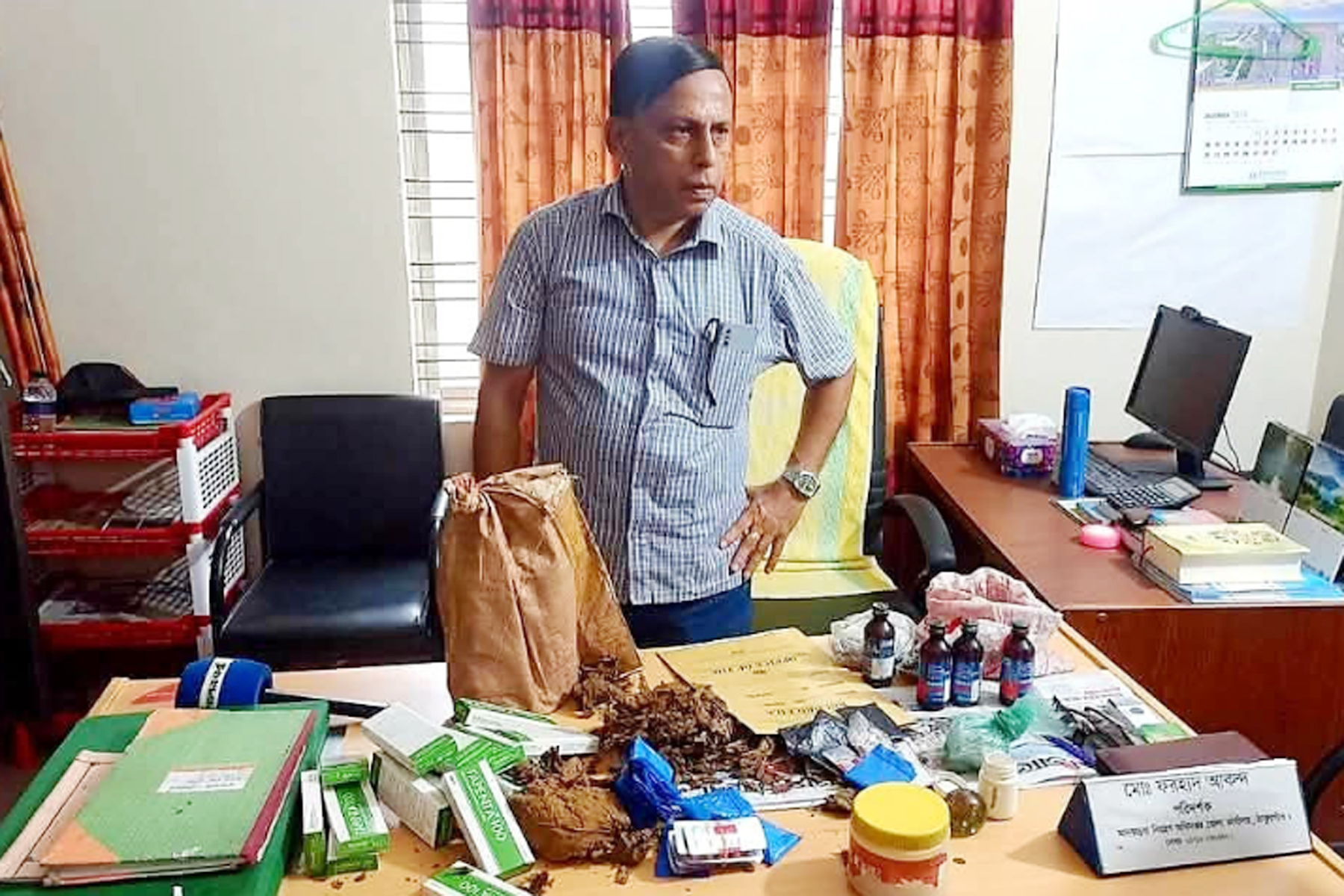 মাদক নিয়ন্ত্রণ কার্যালয়ে মিলল বিপুল পরিমাণ মাদক ও দেশিয় অস্ত্র