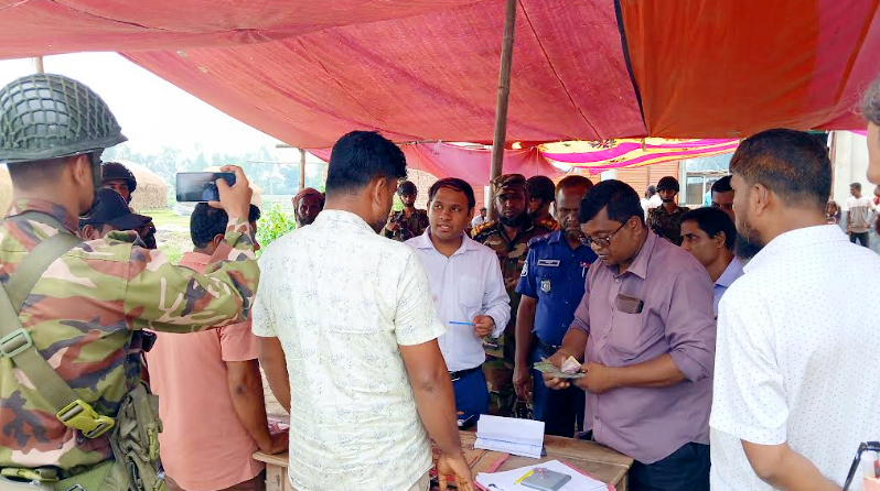 হাটে যৌথবাহিনীর অভিযান: অতিরিক্ত টোল আদায়ে ১০হাজার টাকা জরিমানা