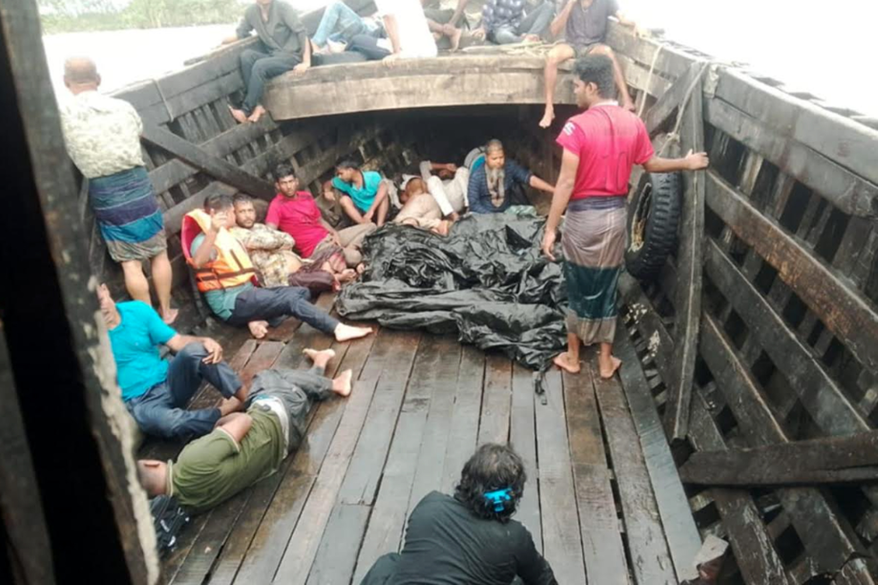 মেঘনায় ট্রলার ডুবিতে সাব পোস্টমাস্টারসহ ২জনের মৃত্যু, দুইজন এখনো নিখোঁজ