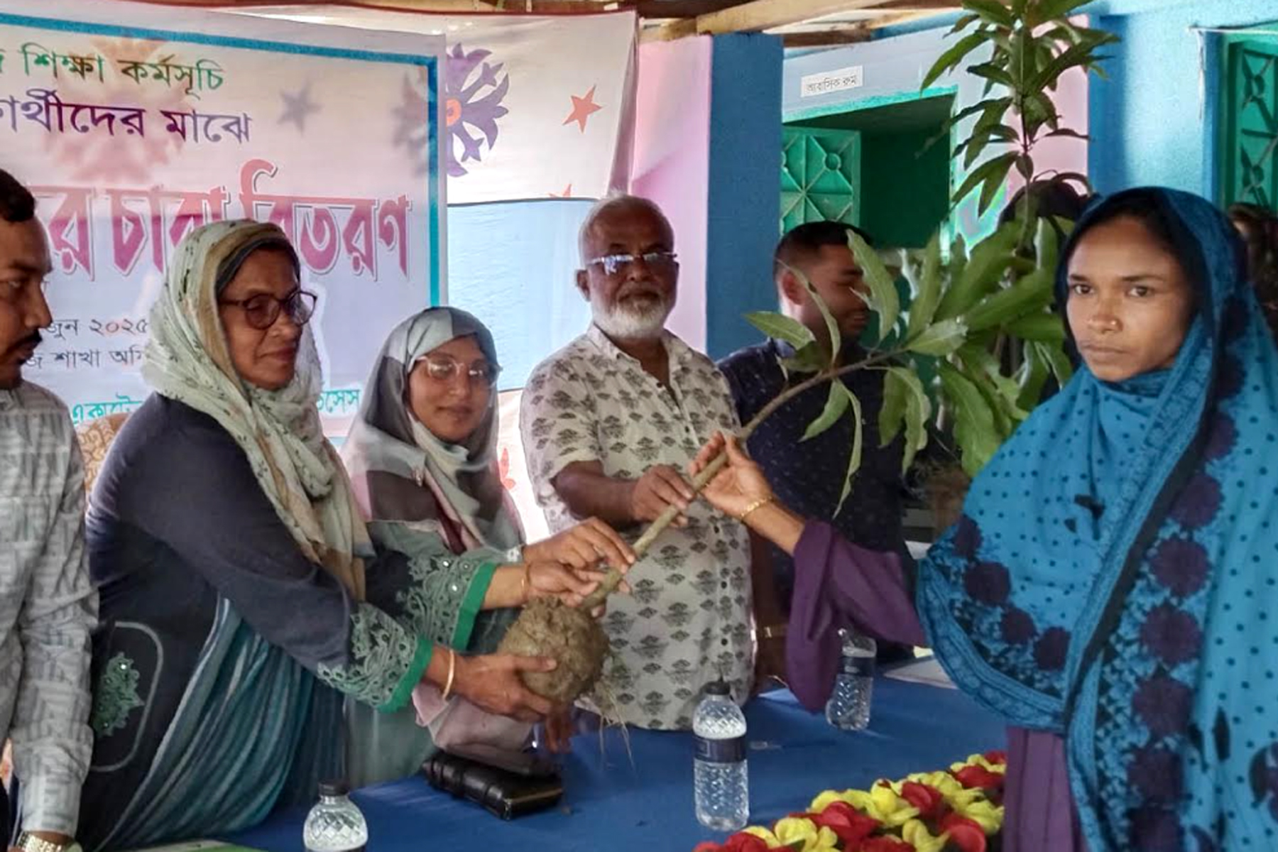 ধুনটে শিক্ষার্থীদের মাঝে ফলদ চারা গাছ বিতরণ