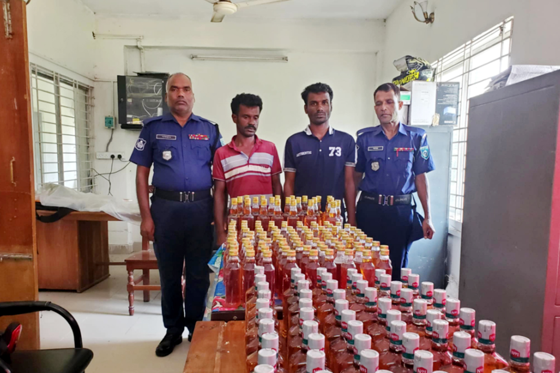 ফুলছড়িতে ১৮৬ বোতল বিদেশি মদ জব্দ