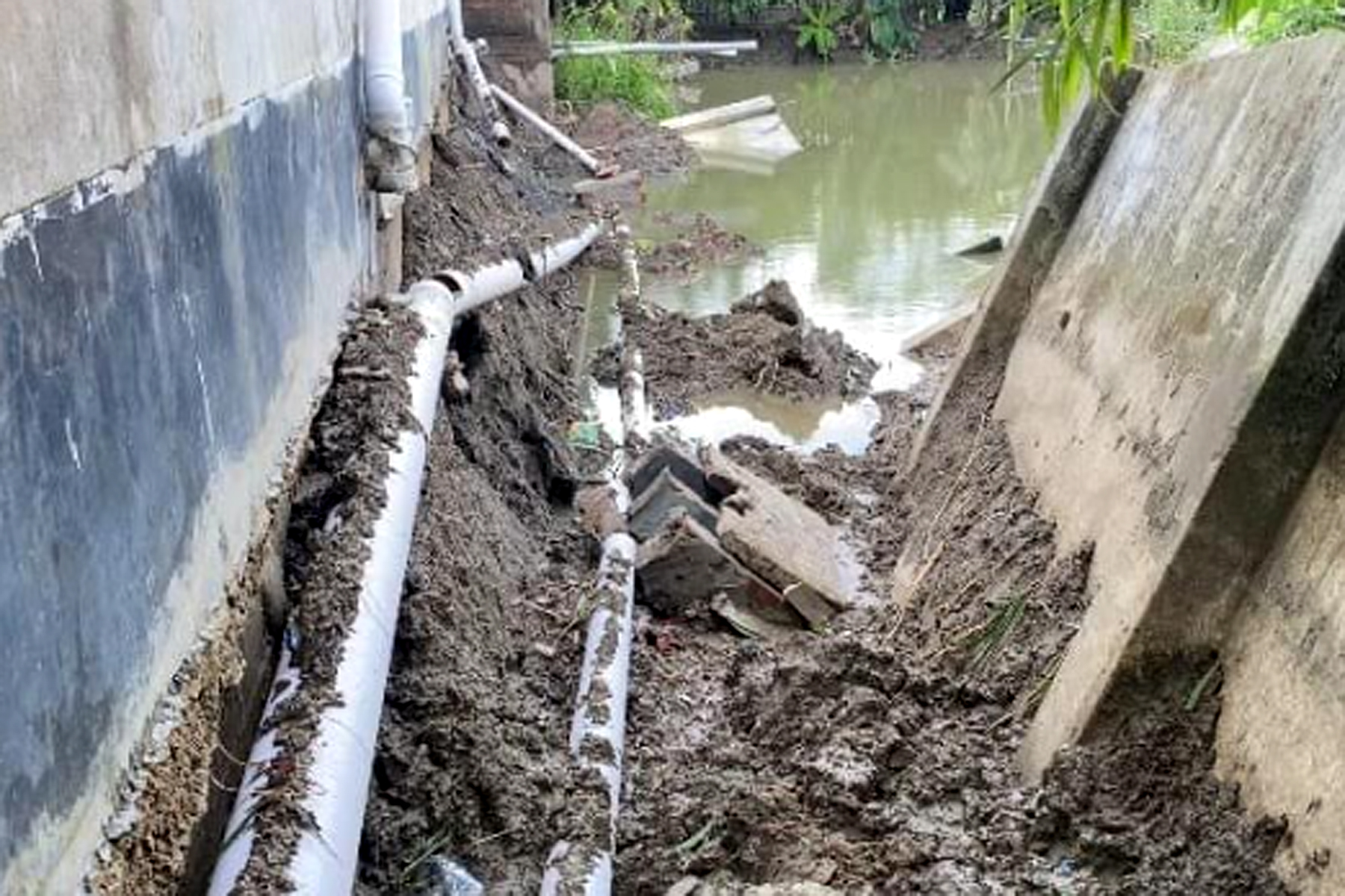 সীমানা প্রাচীর ঘেঁষে পুকুর খনন করায় হুমকির মুখে বসতবাড়ি