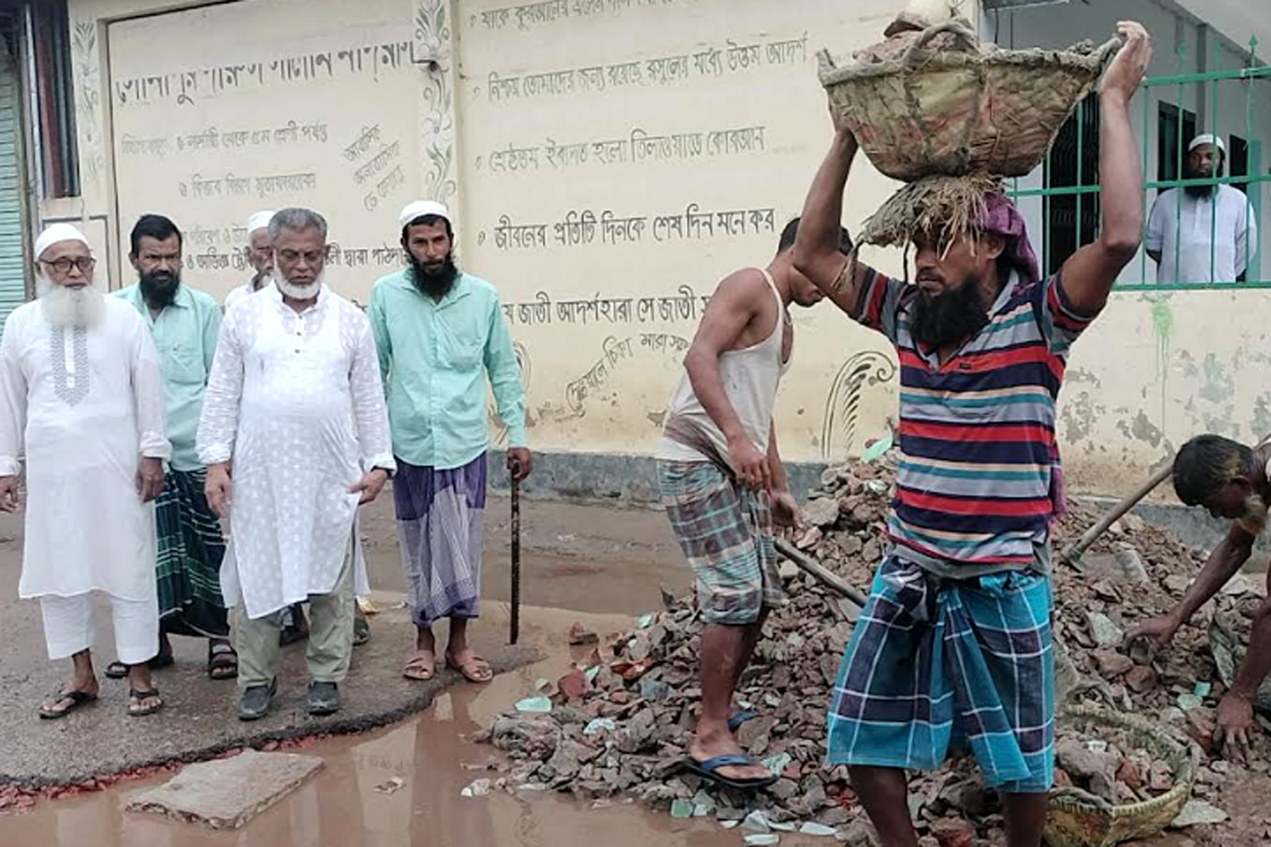 নোয়াখালীতে বিএনপি নেতার অর্থায়নে ২ কিলোমিটার সড়ক সংস্কার
