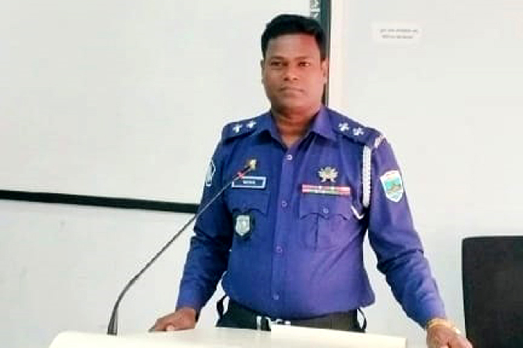 মামলা থেকে নাম বাদ দিতে ঘুষ দাবির ঘটনায় সেই পুলিশ সদস্য সাময়িক বরখাস্ত
