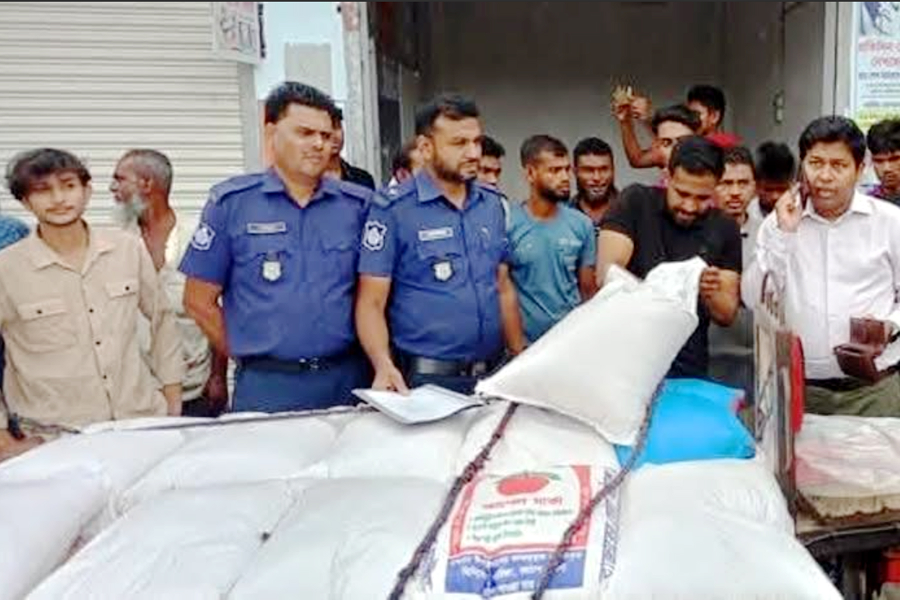 শ্যামনগরে সরকারি ভিজিএফের ২২ বস্তা চাল জব্দ
