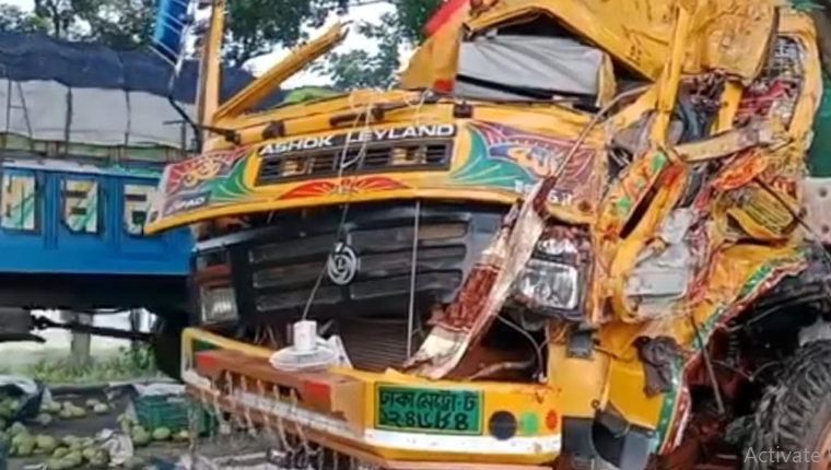 উল্লাপাড়ায় আমবোঝাই ট্রাক গাছের সঙ্গে ধাক্কা