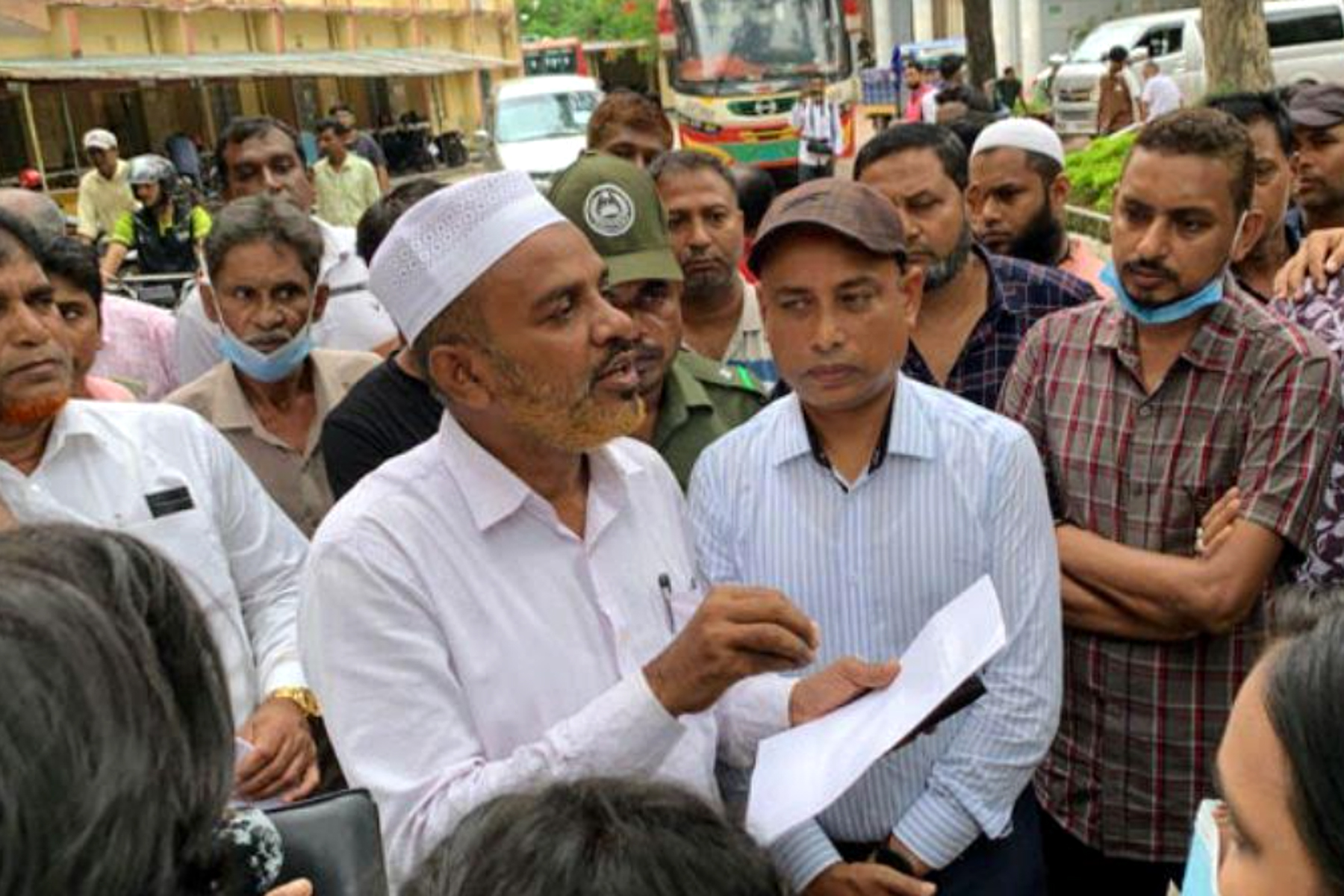 এইচএসসি পরীক্ষা পেছানোর দাবিতে রাজশাহীতে শিক্ষার্থীদের বিক্ষোভ