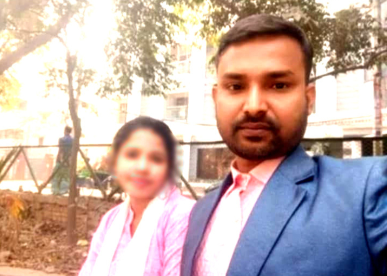 উল্লাপাড়ায় বিয়ের দাবি নিয়ে প্রেমিকের বাড়িতে অবস্থান নিয়েছেন প্রেমিকা