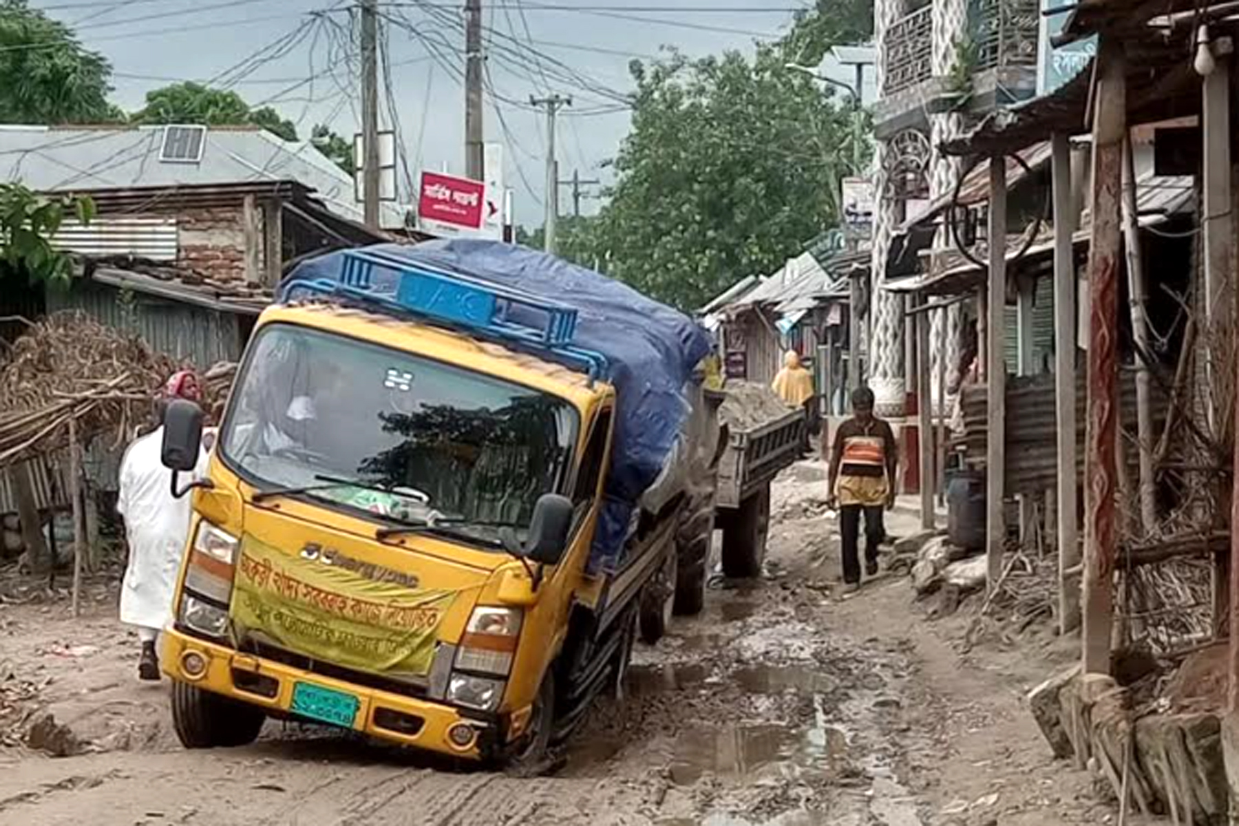 খানাখন্দের সড়কে ঝুঁকি নিয়ে চলাচল