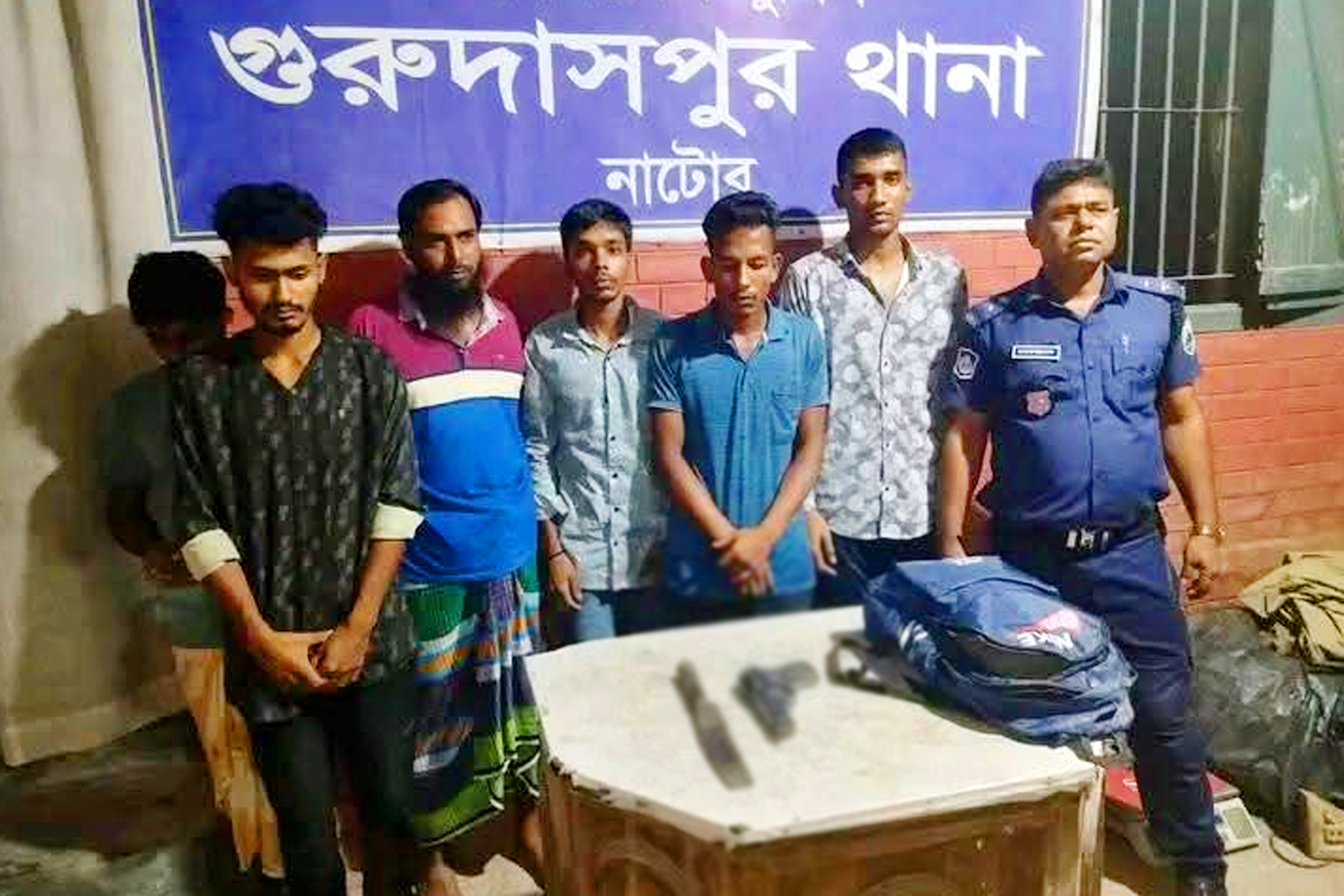 ভ্যান, মোবাইল, মোটরসাইকেল, গরু লুট করতেন তারা, সেনাবাহিনীর হাতে আটক