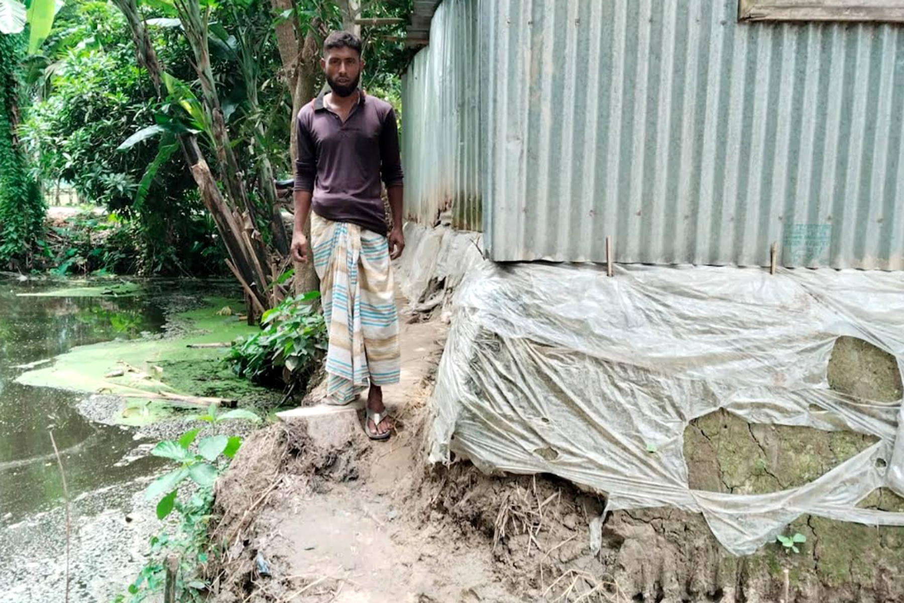 পথে বাড়ি নির্মাণ করায় চলাচলে দুর্ভোগ