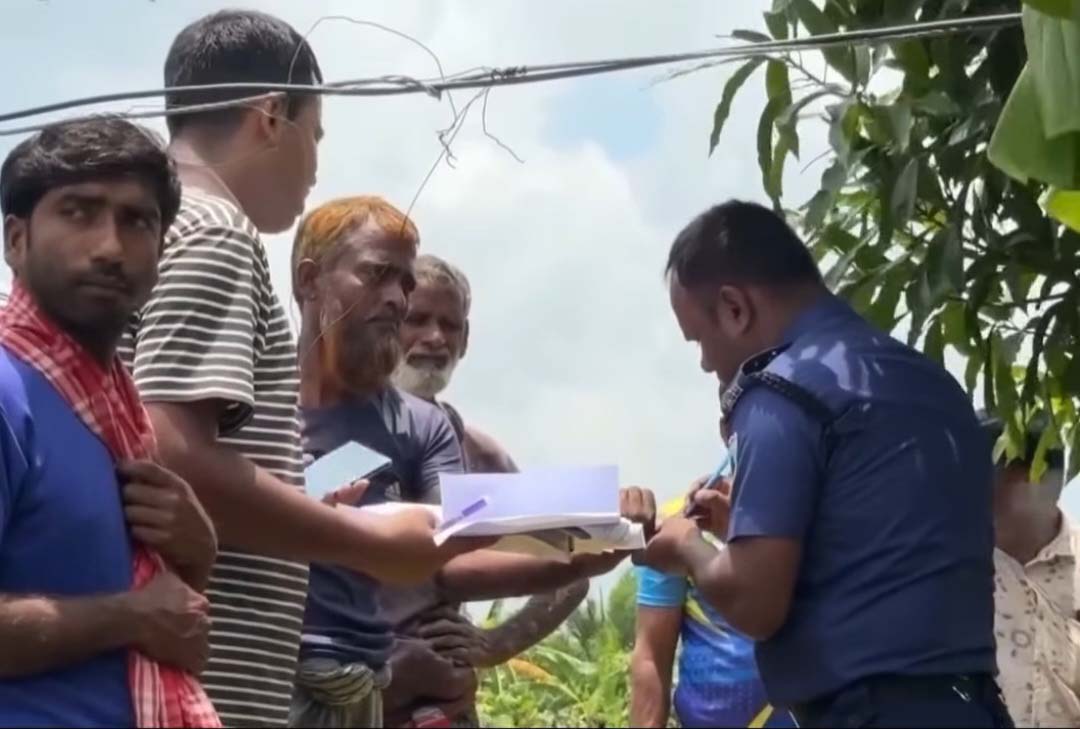 বিদ্যুতের হেলে পড়া তাড়ে জড়িয়ে  কৃষকের করুণ মৃত্যু