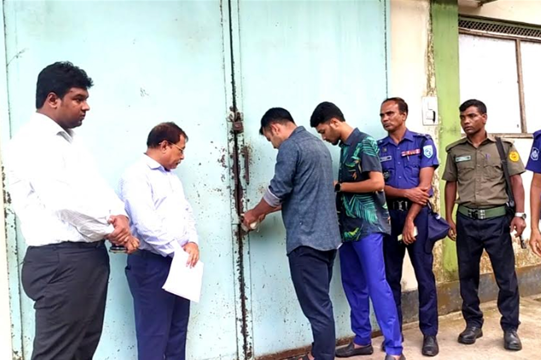 ভারত থেকে আনা সাড়ে ৫ কোটি টাকার ধান, চাল-ডাল অবৈধভাবে মজুদ করায় মামলা