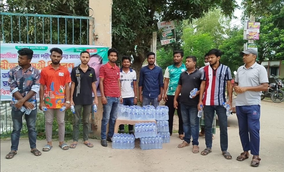 হাকিমপুরে এইচএসসি পরীক্ষার্থী ও অভিভাবকদের মাঝে ছাত্রদলের খাবার পানি বিতরণ