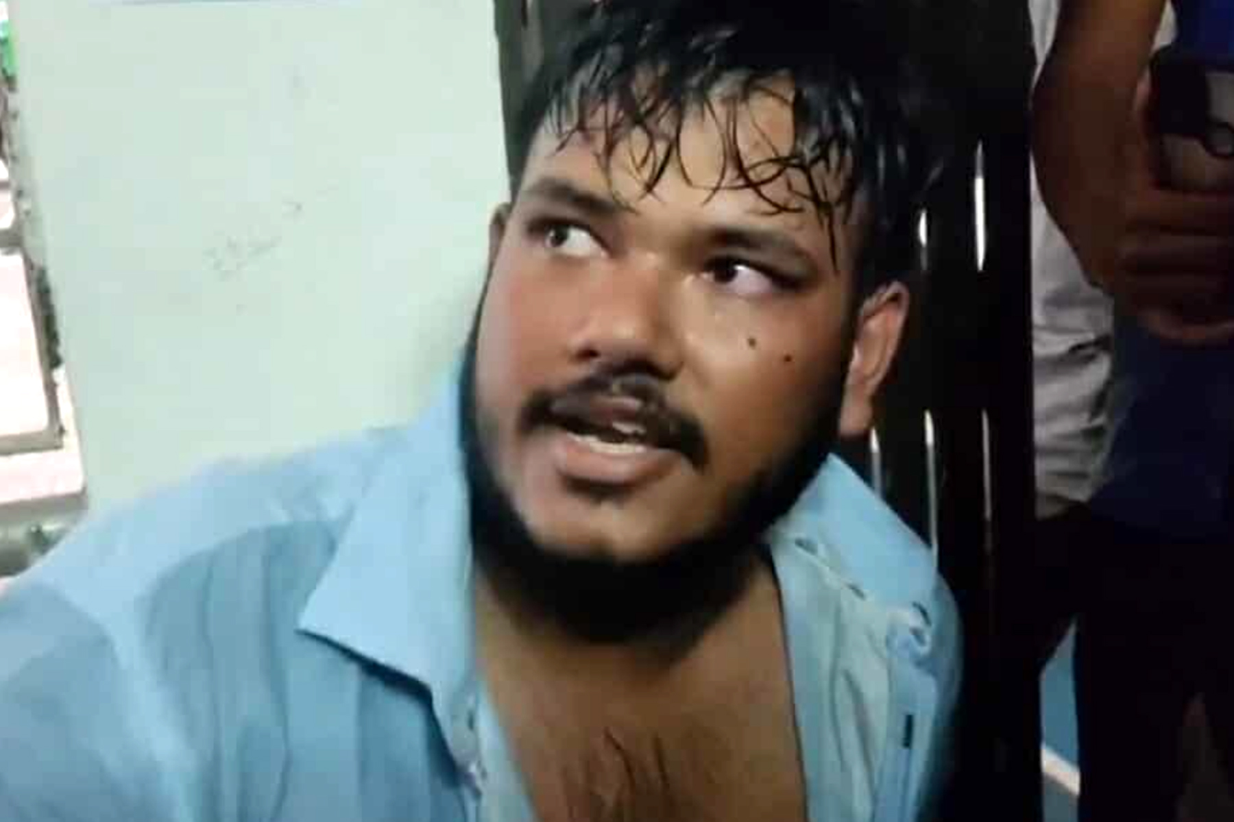 নারী শিক্ষার্থীর কাছ থেকে চাঁদা দাবি, কথিত সাংবাদিককে গণধোলাই 