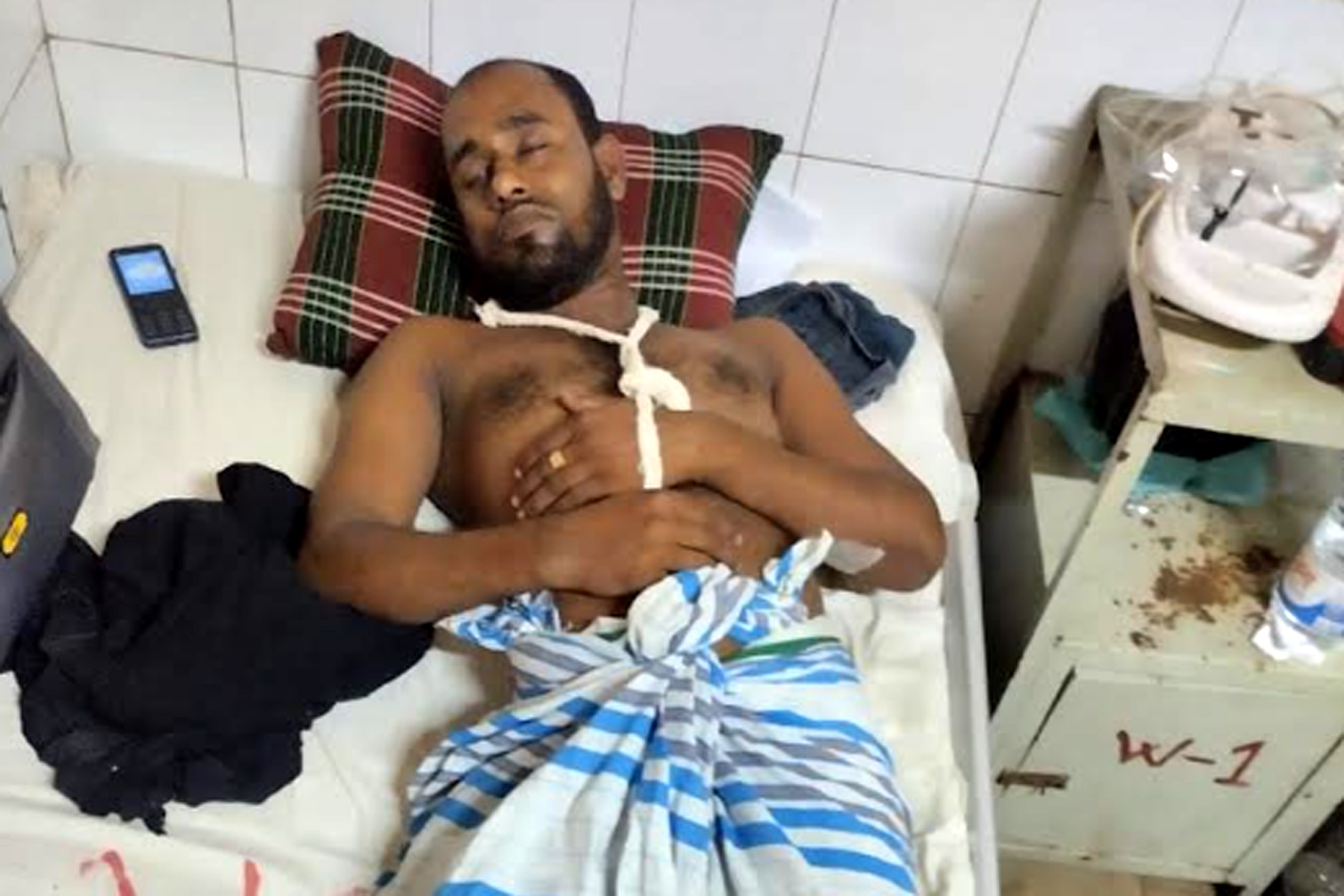 পিটিয়ে চৌকিদারের হাত ভেঙে দিলেন শ্রমিকদল নেতা