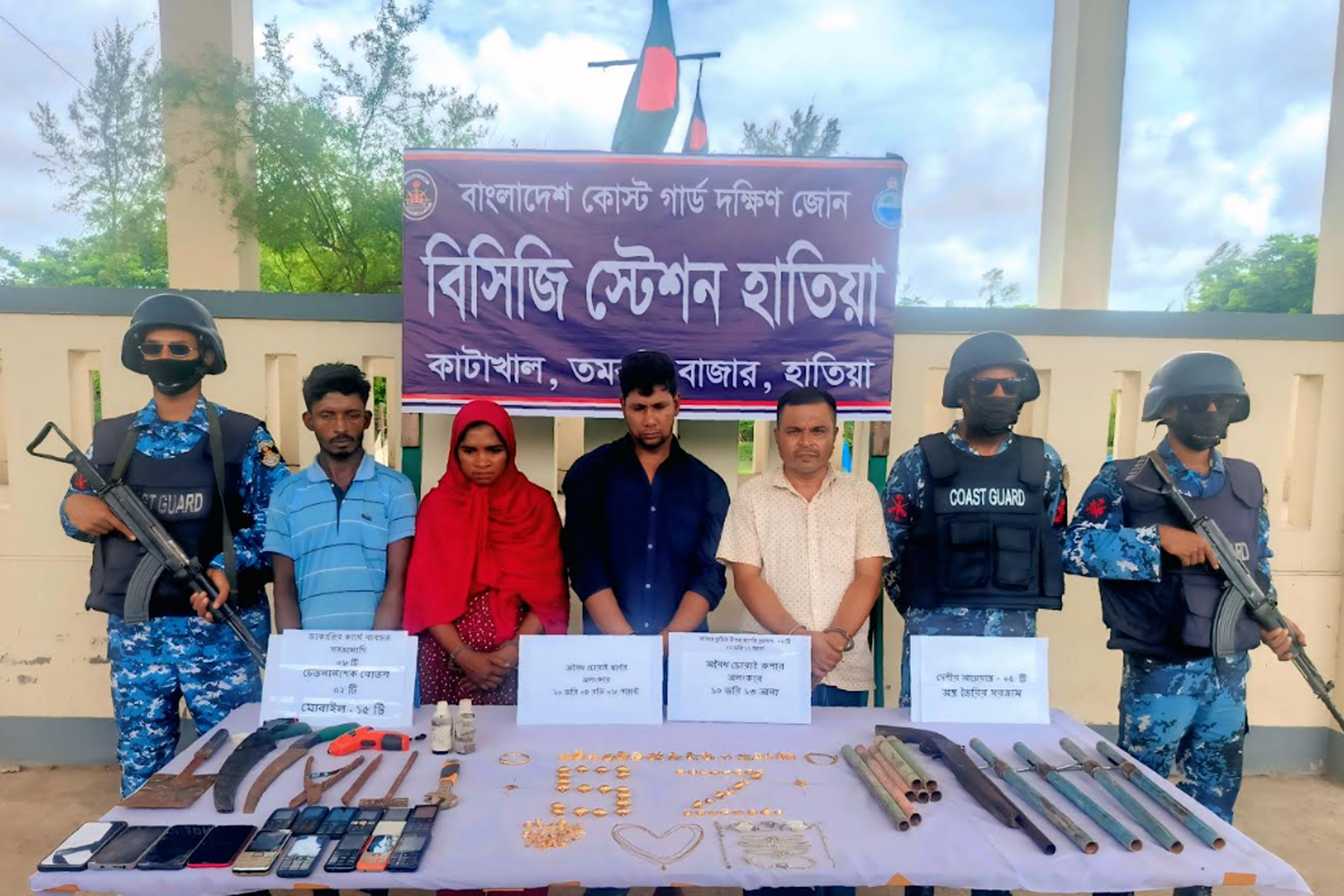 যৌথবাহিনীর অভিযানে নারীসহ আটক ৪, আগ্নেয়াস্ত্র-স্বর্ণ উদ্ধার