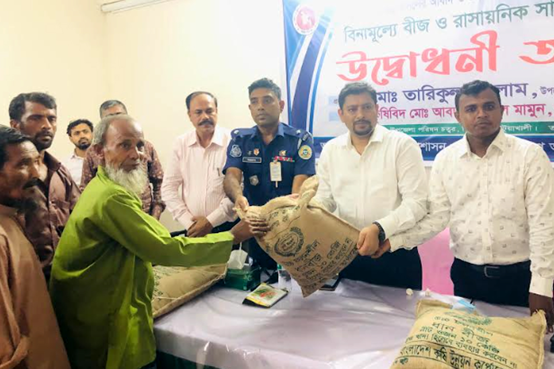 মির্জাগঞ্জে বিনামূল্যে কৃষকের মাঝে বীজ ও সার বিতরণ