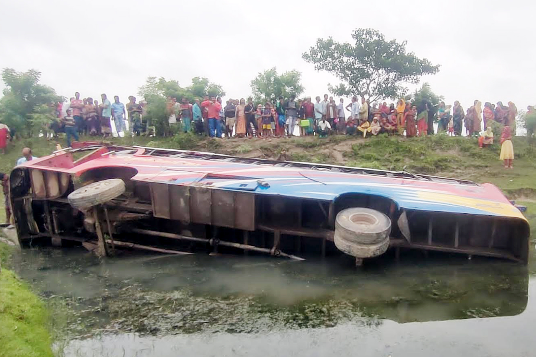 সাতক্ষীরার আশাশুনি বাইপাস সড়কে বাস খাদে পড়ে আহত ১৪