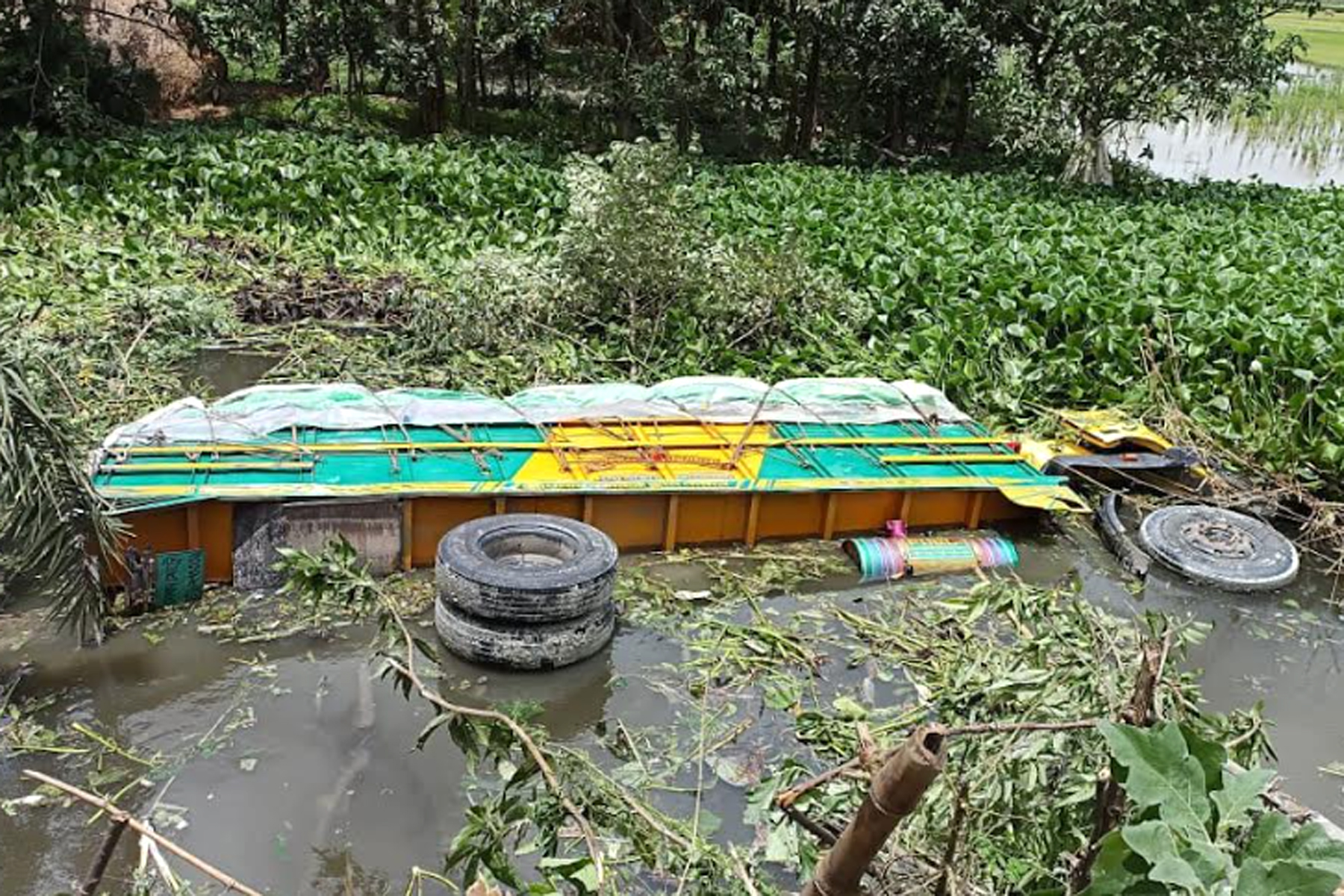 তিন ট্রাকের মুখোমুখি সংঘর্ষ, আম বোঝাই ট্রাক পড়লো খাদে