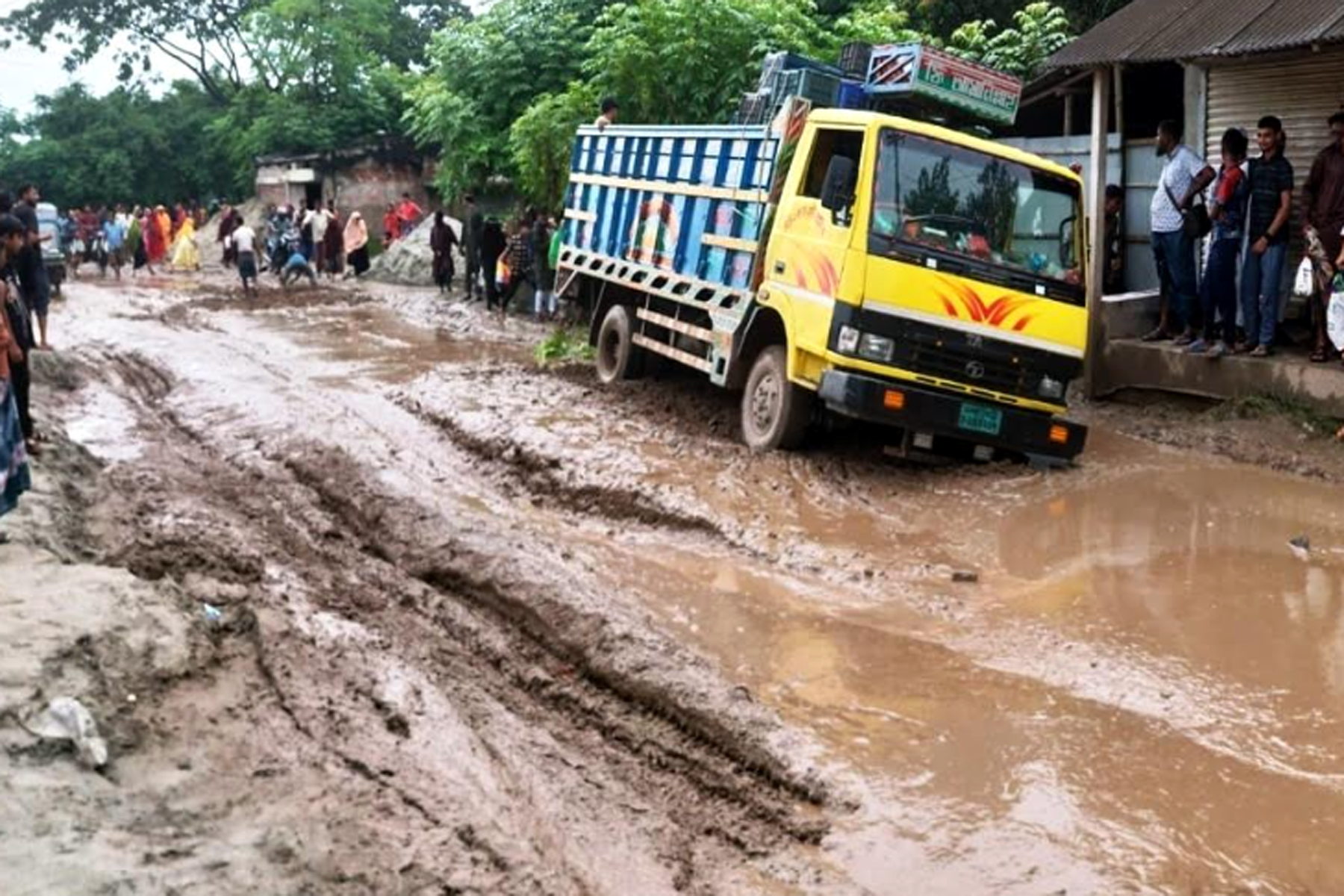 খানাখন্দে ভরা খুলনা-পাইকগাছা প্রধান সড়ক