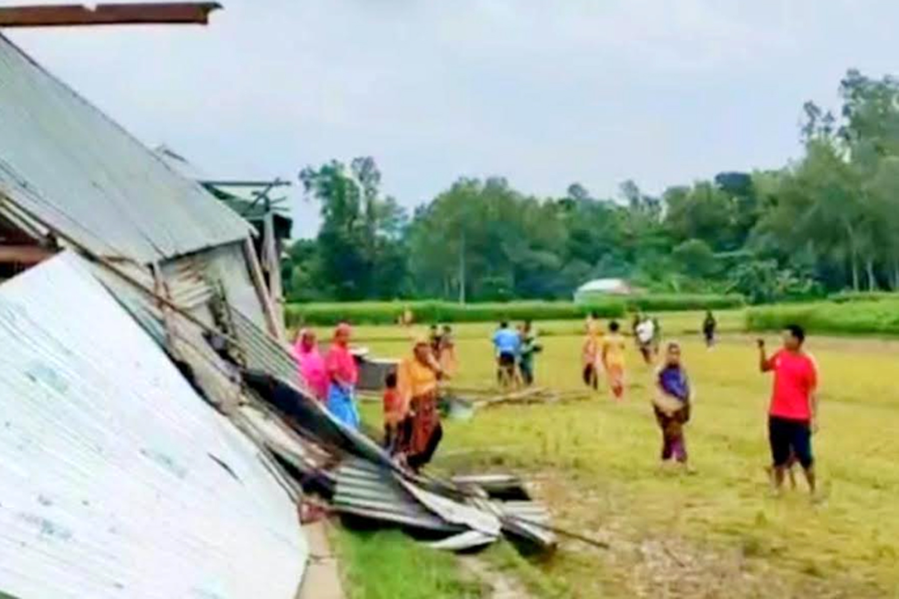 রতনকান্দিতে ঘূর্ণিঝড়ে ঘরবাড়ি লণ্ডভণ্ড, ফসলের ব্যপক ক্ষতি