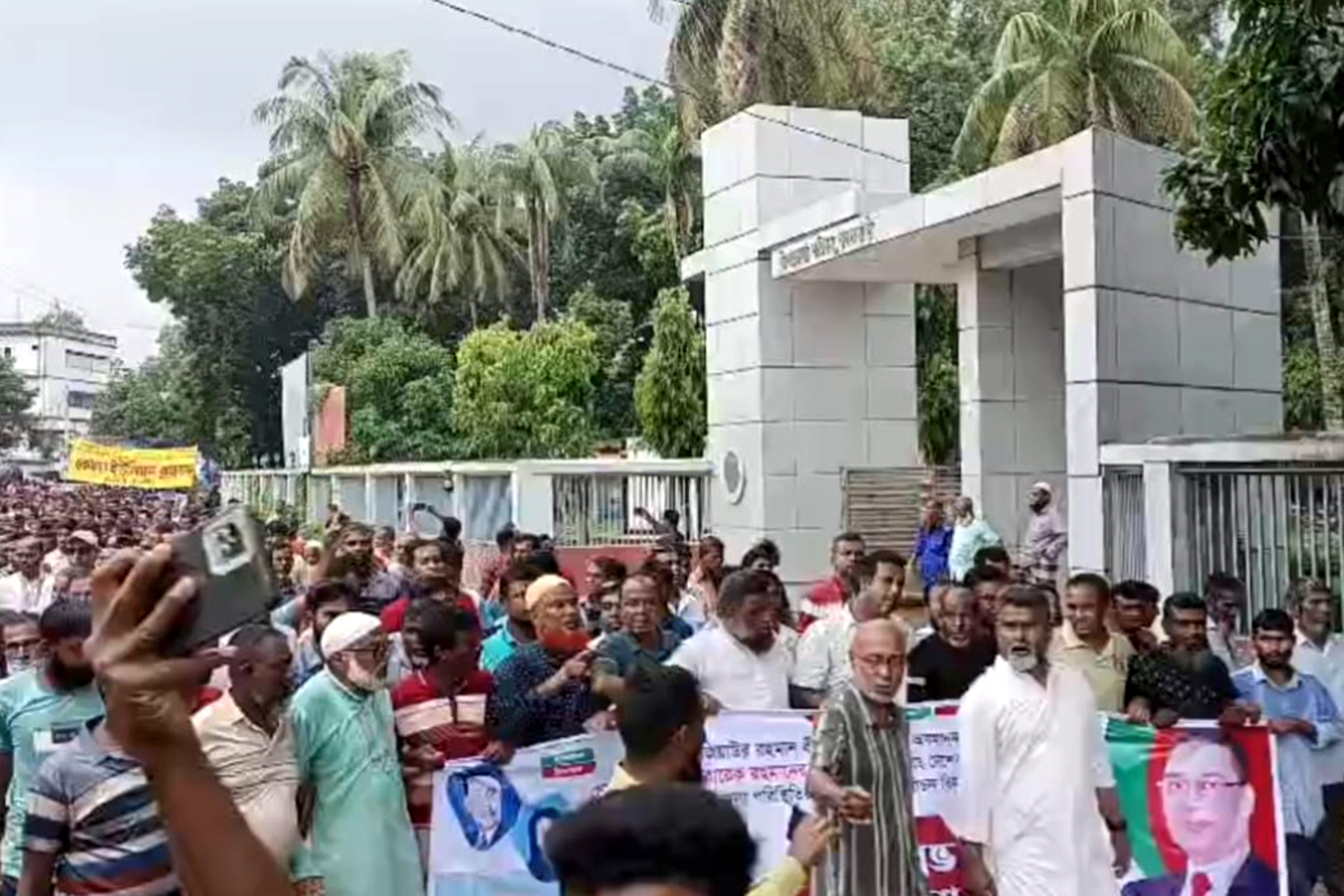 জিয়ার ছবি অবমাননা ও তারেক রহমানের বিরুদ্ধে কটুক্তি করায় বদলগাছীতে বিএনপির বিক্ষোভ