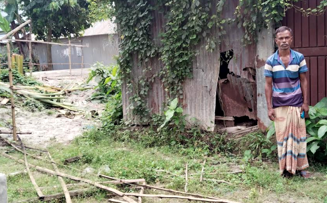 ধুনটে কারখানায় হামলা চালিয়ে ভাংচুর, দম্পতি আহত