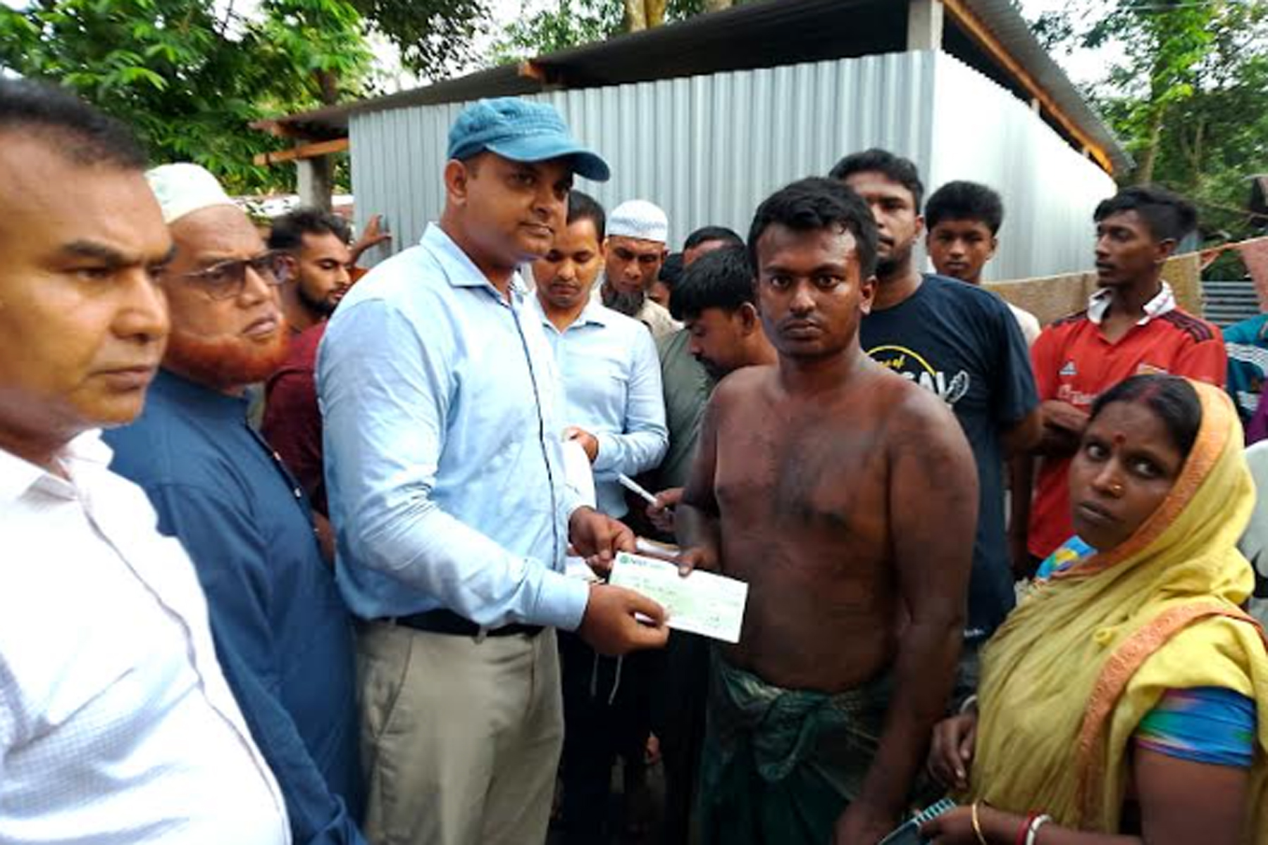 উল্লাপাড়ায় আদর্শগ্রামে আগুণ লেগে ৮ বাড়ি পুড়ে ছাই, ১৫ লাখ টাকার ক্ষতি