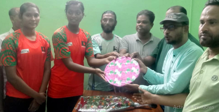 বাংলাদেশ নারী হকি গর্ব রেহানা ও ষষ্ঠীকে শ্যামনগরে বিশেষ সংবর্ধণা
