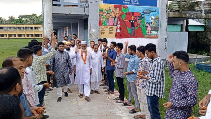 মির্জাগঞ্জে গাড়িতে করে প্রধান শিক্ষককে বিদায় জানালেন প্রাক্তন ছাত্ররা